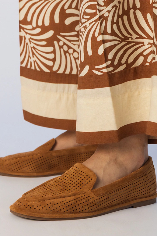 Karmelowe mokasyny ażurowe z...