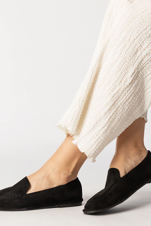 Czarne mokasyny ażurowe z ekozamszu...