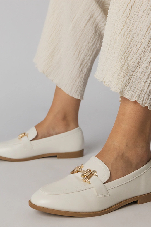 Białe mokasyny zdobione cyrkoniami...