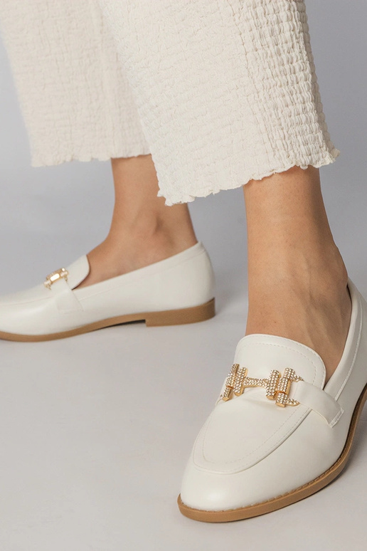 Białe mokasyny zdobione cyrkoniami...