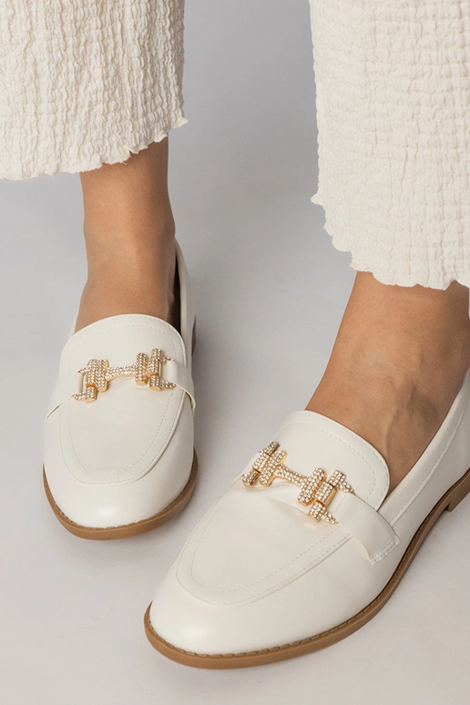 Białe mokasyny zdobione cyrkoniami...