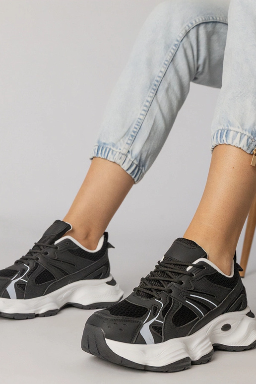 Czarne sneakersy sportowe na masywnej...