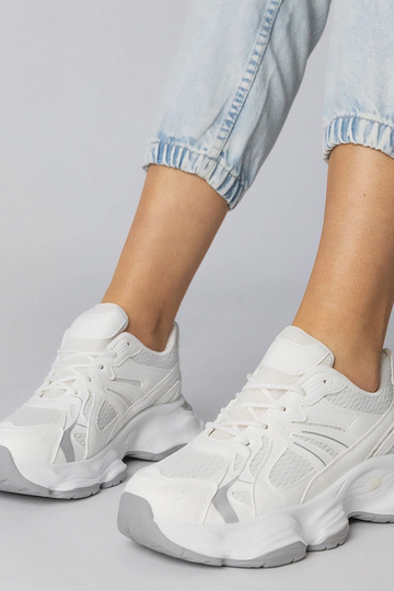Białe sneakersy sportowe na...
