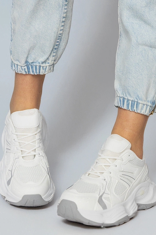Białe sneakersy sportowe na masywnej...