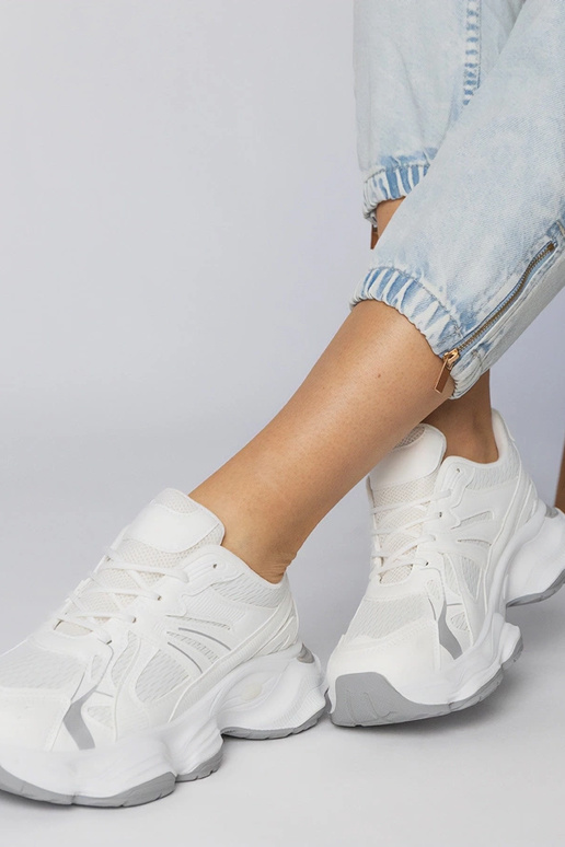 Białe sneakersy sportowe na masywnej...