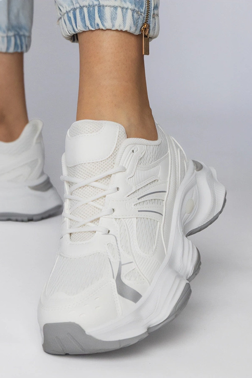 Białe sneakersy sportowe na masywnej...