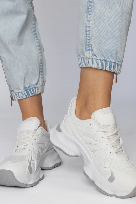Białe sneakersy sportowe na masywnej...