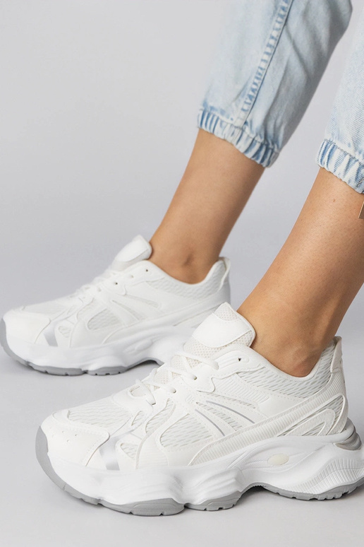 Białe sneakersy sportowe na masywnej...