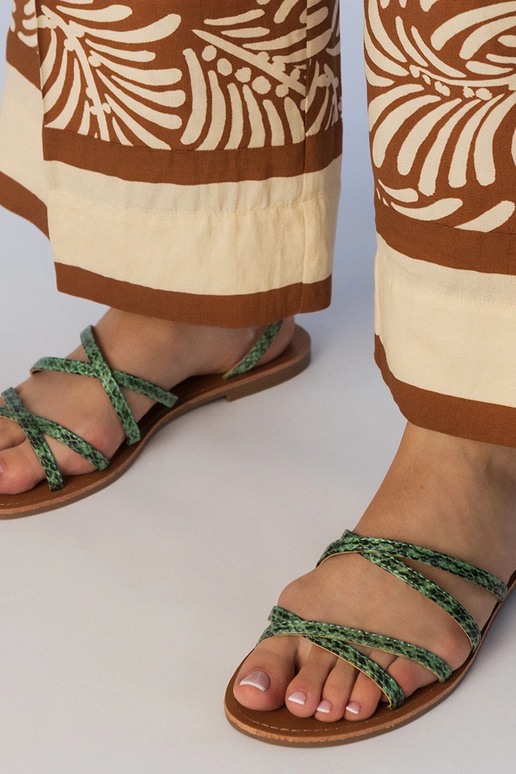 Zielone sandały na płaskiej podeszwie...