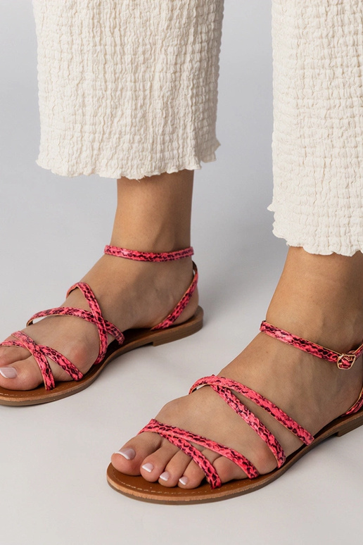 Różowe sandały na płaskiej podeszwie...