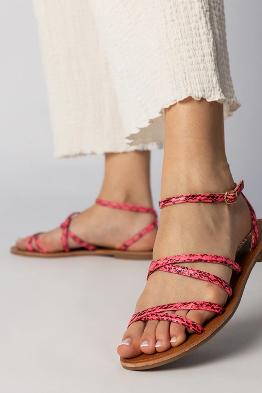 Różowe sandały na płaskiej podeszwie...