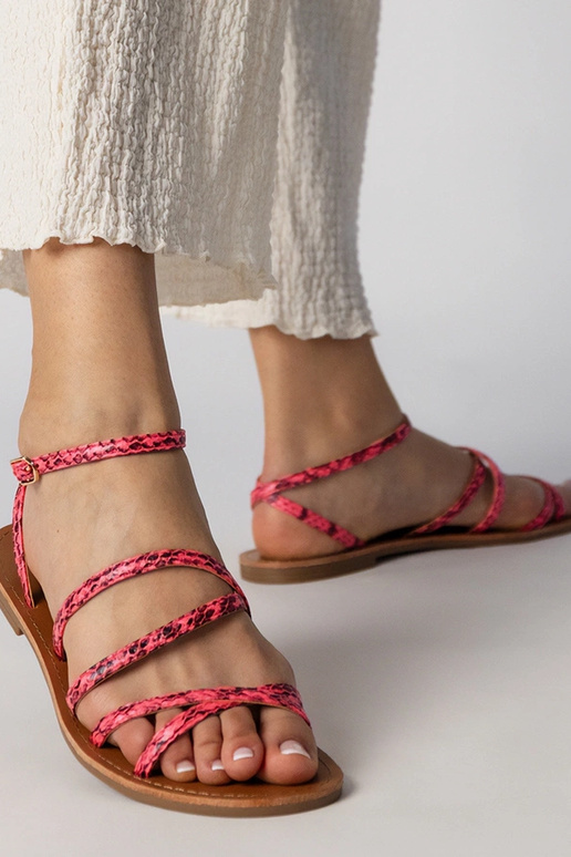 Różowe sandały na płaskiej podeszwie...