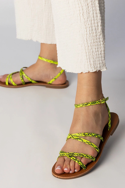 Żółte sandały na płaskiej podeszwie...