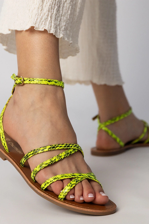 Żółte sandały na płaskiej podeszwie...