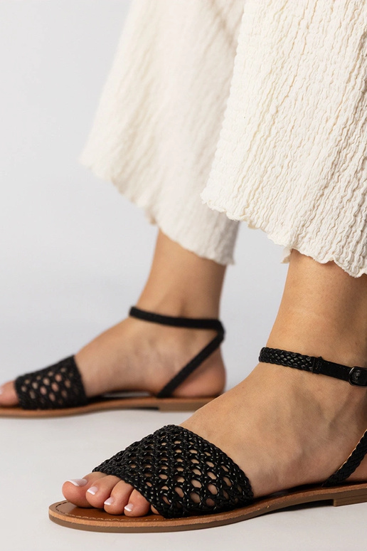 Czarne sandały plecione na płaskiej...