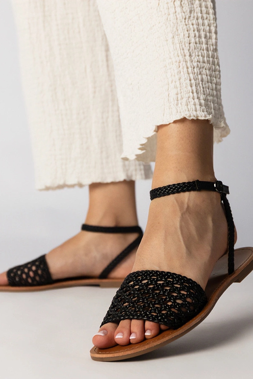 Czarne sandały plecione na płaskiej...