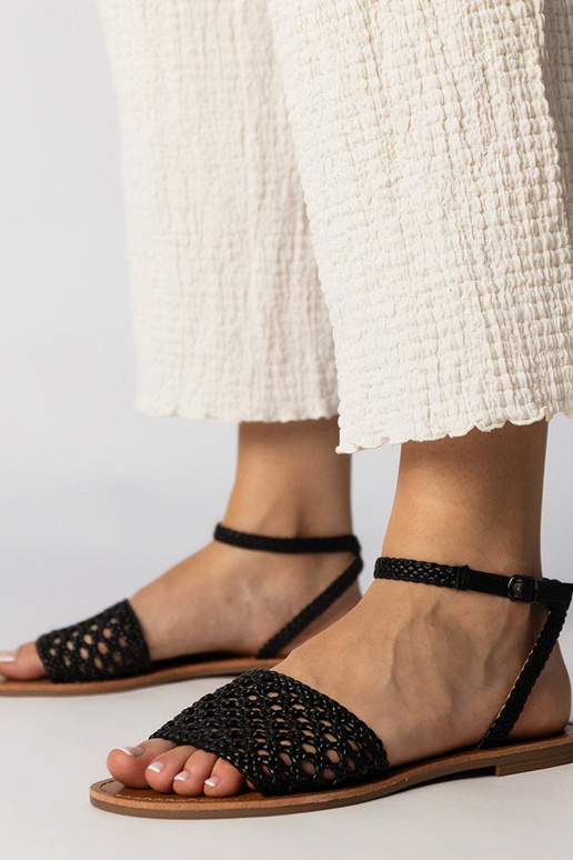 Czarne sandały plecione na płaskiej...
