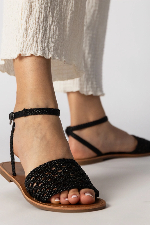 Czarne sandały plecione na płaskiej...