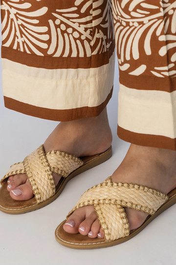 Beżowe klapki damskie...