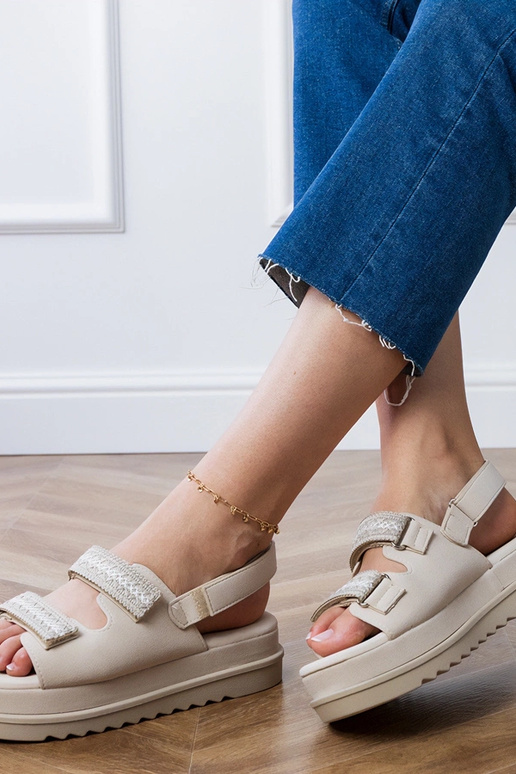 Beżowe sandały z haftowanymi paskami...