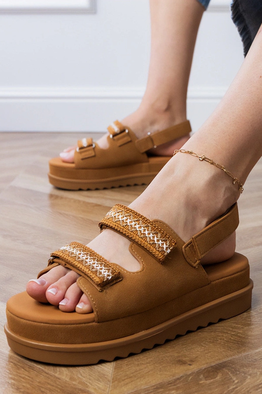 Karmelowe sandały z haftowanymi...