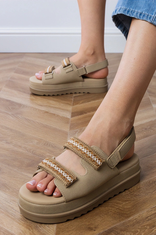 Brązowe sandały z haftowanymi paskami...