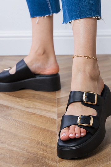 Czarne klapki z klamrami na... 2