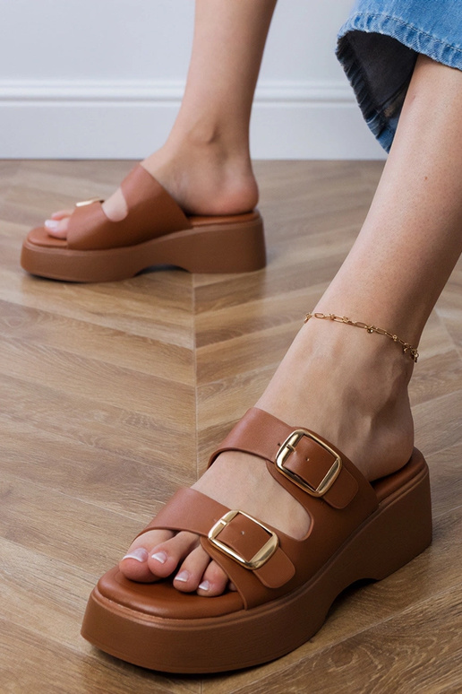 Brązowe klapki z klamrami na paskach...