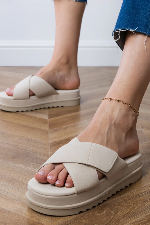 Beżowe klapki z paskami na platformie...