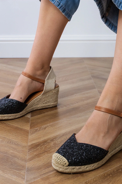 Czarne sandały brokatowe na koturnie...