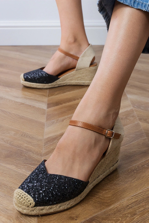 Czarne sandały brokatowe na koturnie...