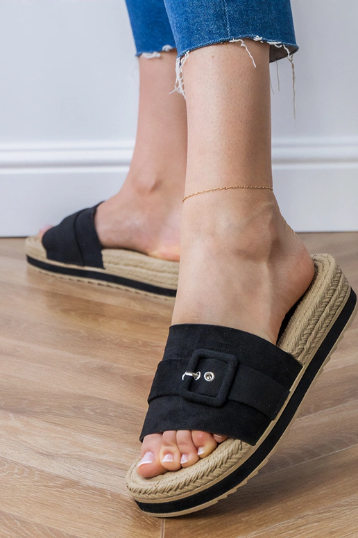 Czarne klapki na platformie z ozdobną... Czarne klapki na platformie z ozdobną...