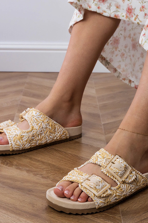 Beżowe klapki szydełkowe z klamrami... Beżowe klapki szydełkowe z klamrami...