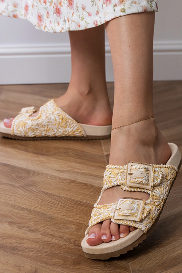 Beżowe klapki szydełkowe z... 2