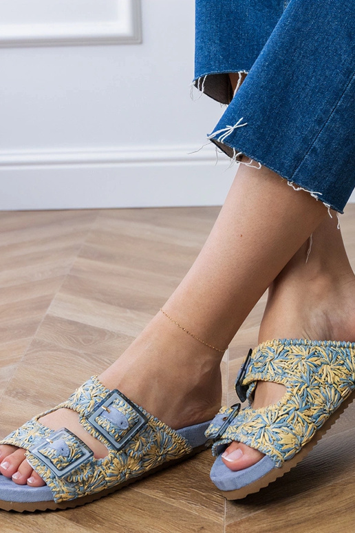 Niebieskie klapki szydełkowe z... Niebieskie klapki szydełkowe z...