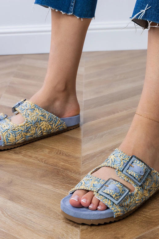 Niebieskie klapki szydełkowe z... Niebieskie klapki szydełkowe z...