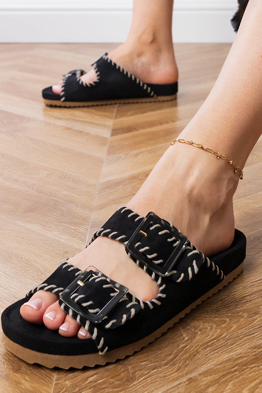 Czarne klapki z klamrami i haftem na...