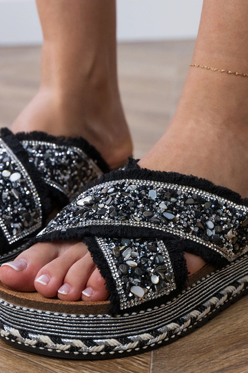 Czarne klapki z cyrkoniami...