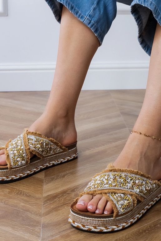 Beżowe klapki z cyrkoniami na paskach...