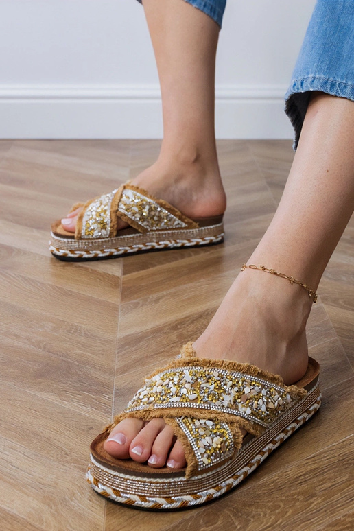 Beżowe klapki z cyrkoniami na paskach...