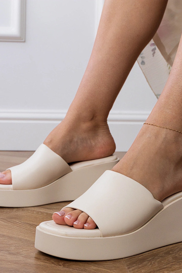 Białe klapki klasyczne na... 2