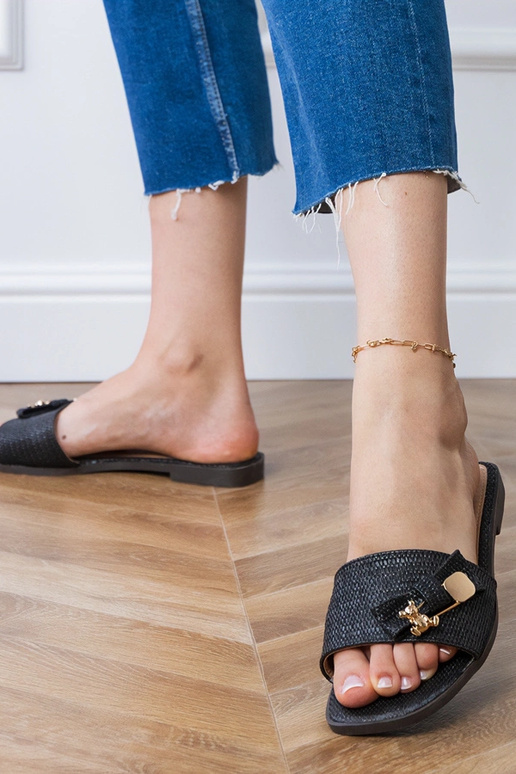 Czarne klapki płaskie ze złota ozdobą... Czarne klapki płaskie ze złota ozdobą...