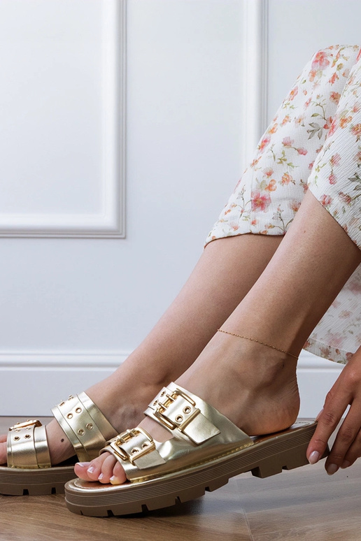 Złote klapki płaskie z klamrami na...