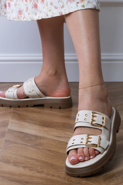 Beżowe klapki płaskie z klamrami na... Beżowe klapki płaskie z klamrami na...