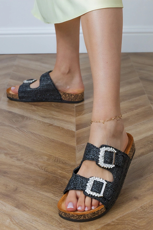 Czarne klapki na korkowej podeszwie z... Czarne klapki na korkowej podeszwie z...