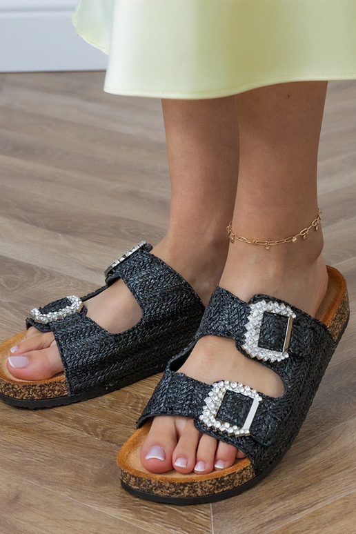 Czarne klapki na korkowej podeszwie z... Czarne klapki na korkowej podeszwie z...