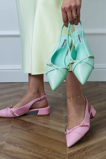 Różowe czółenka na niskim...