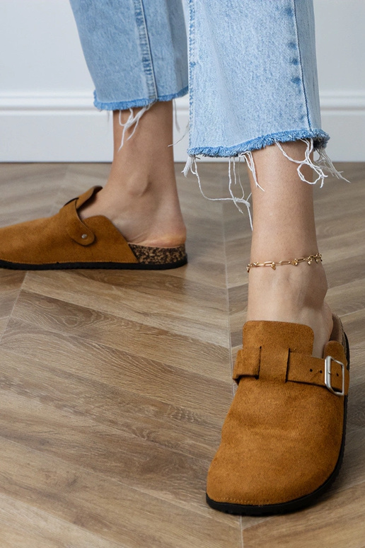 Brązowe klapki zabudowane na korkowej... Brązowe klapki zabudowane na korkowej...