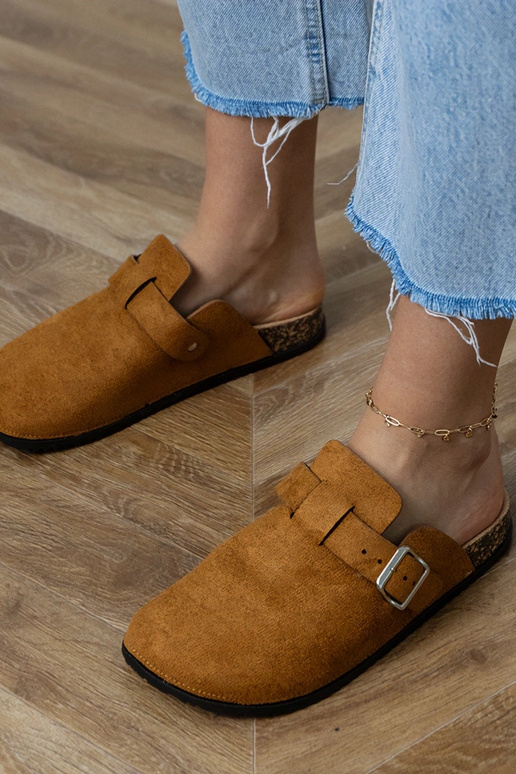 Brązowe klapki zabudowane na korkowej... Brązowe klapki zabudowane na korkowej...