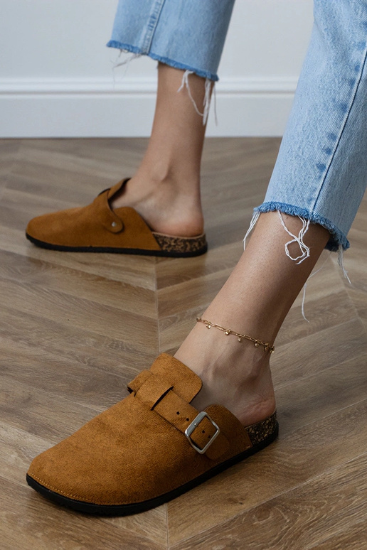 Brązowe klapki zabudowane na korkowej... Brązowe klapki zabudowane na korkowej...